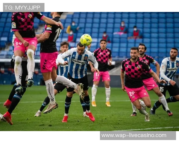 西班牙人足球队奋勇争先展现团队精神与竞技风采 西班牙人足球队奋勇争先展现团队精神与竞技风采